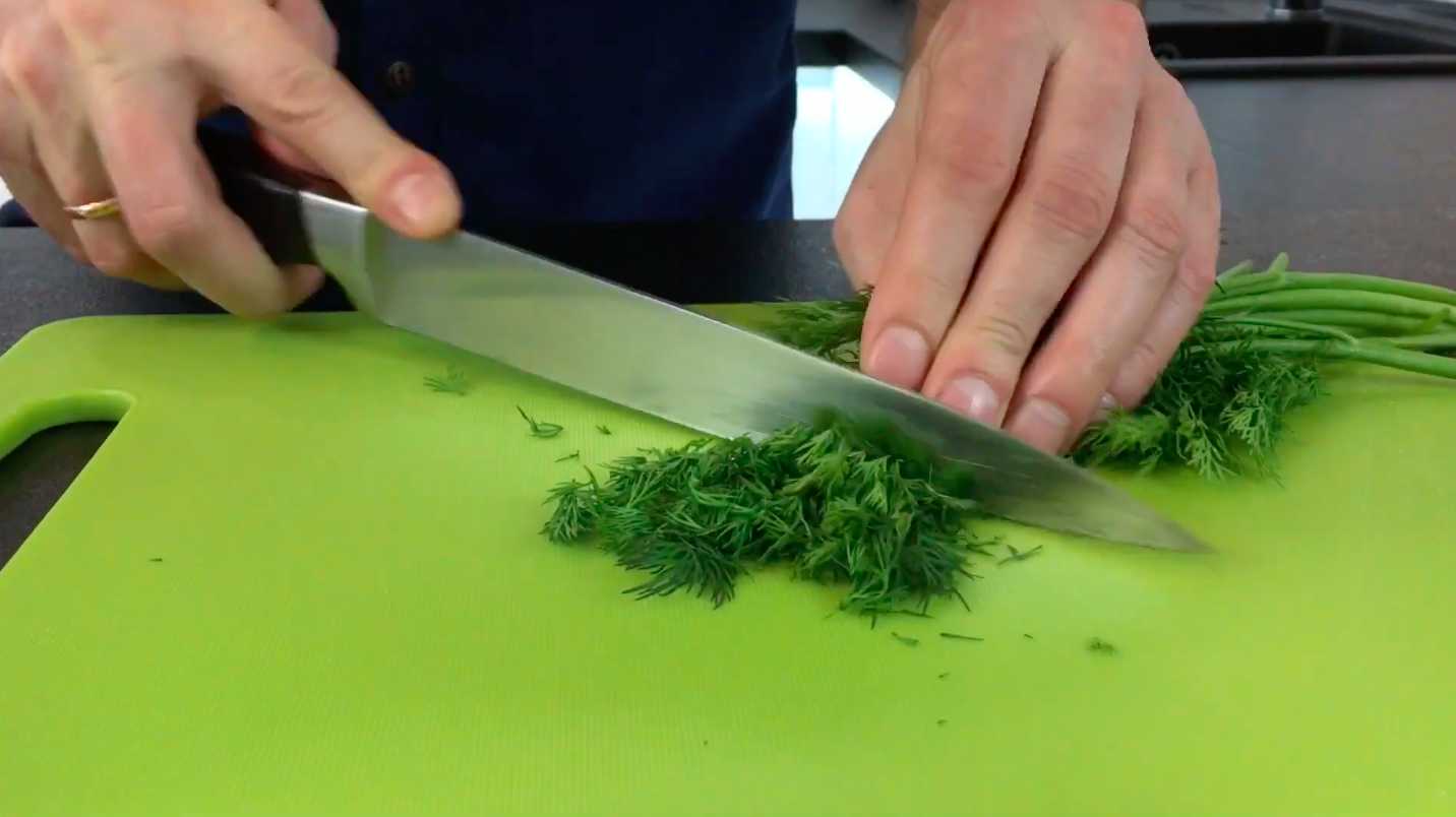 Крабовый салат с авокадо-Шаг 2