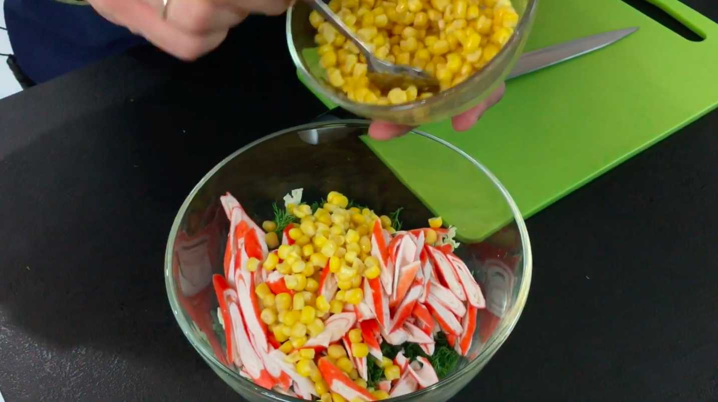 Крабовый салат с авокадо-Шаг 4