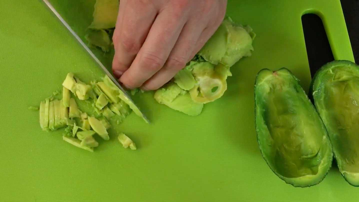 Крабовый салат с авокадо-Шаг 5