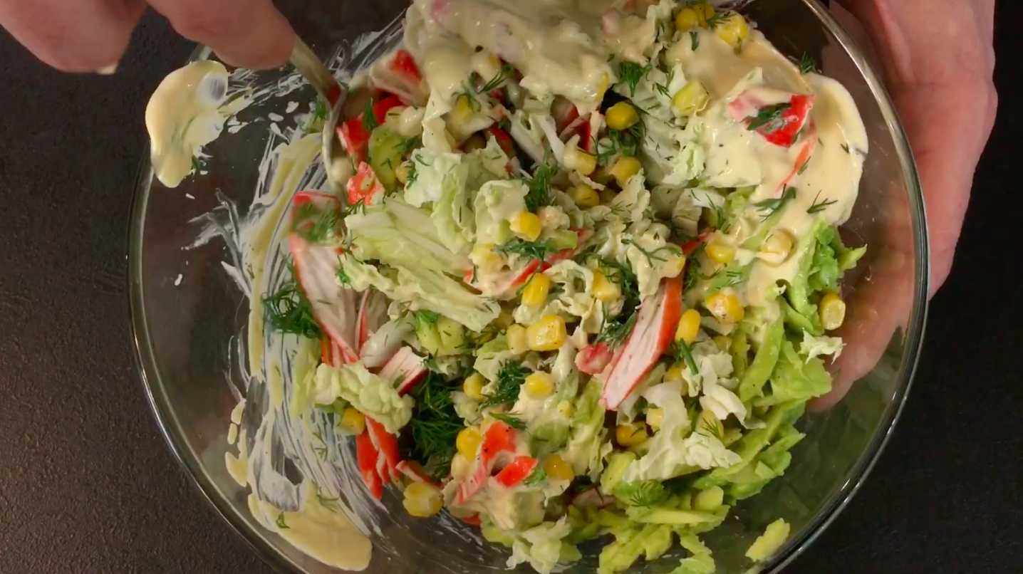 Крабовый салат с авокадо-Шаг 8