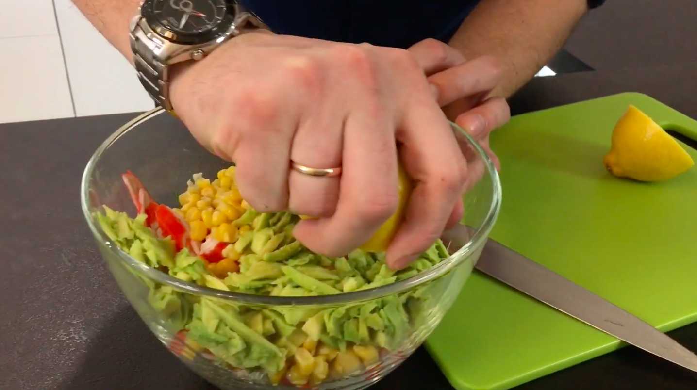 Крабовый салат с авокадо-Шаг 6