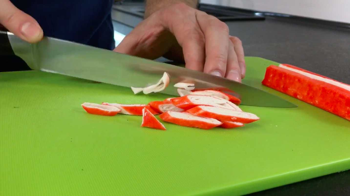 Крабовый салат с авокадо-Шаг 3