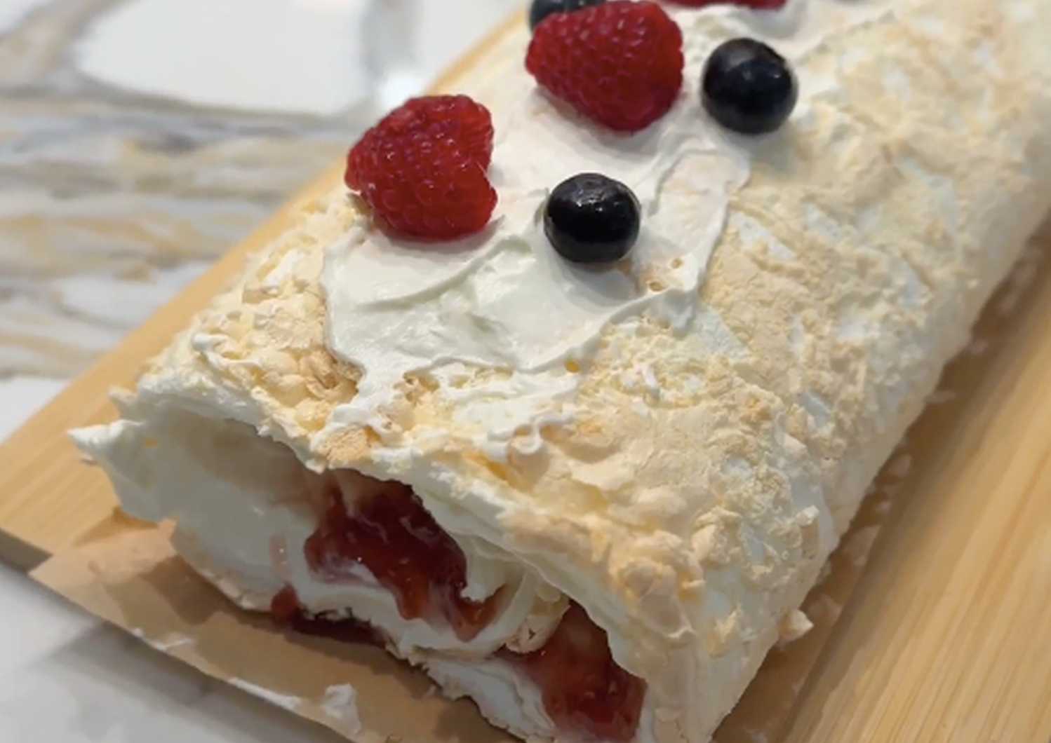 Меренговый рулет с ягодами-Шаг 8