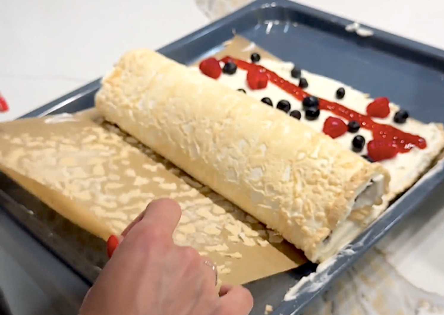 Меренговый рулет с ягодами-Шаг 7