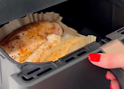 Куриная грудка в аэрогриле с овощным салатом-Шаг 3