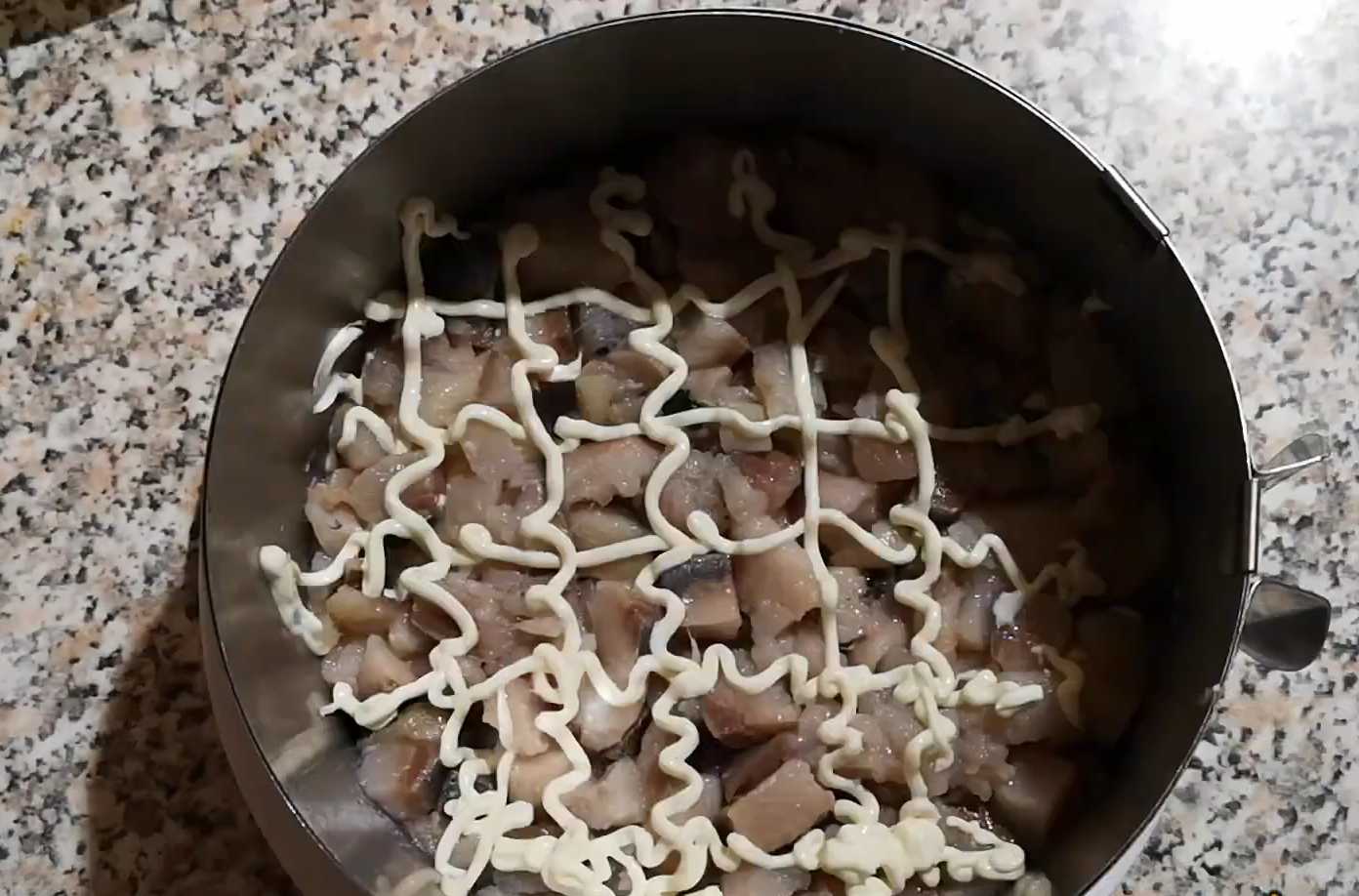 Селедка под лисьей шубой с грибами-Шаг 7