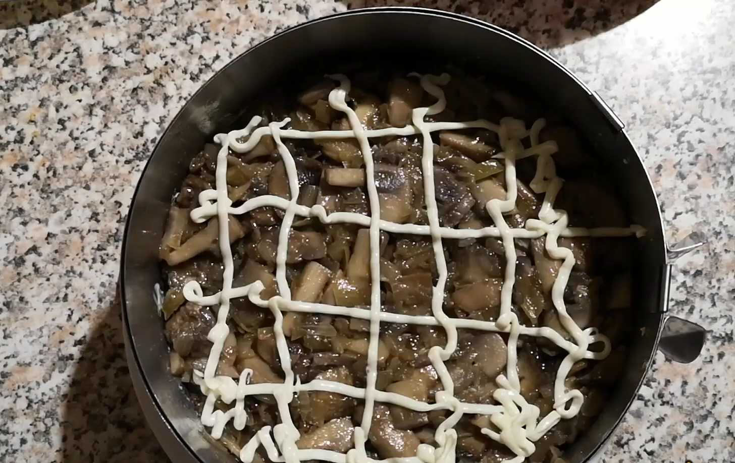 Селедка под лисьей шубой с грибами-Шаг 9