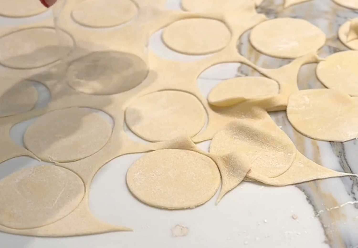 Пельмени по-домашнему-Шаг 3: Раскатайте тесто и вырежьте круги