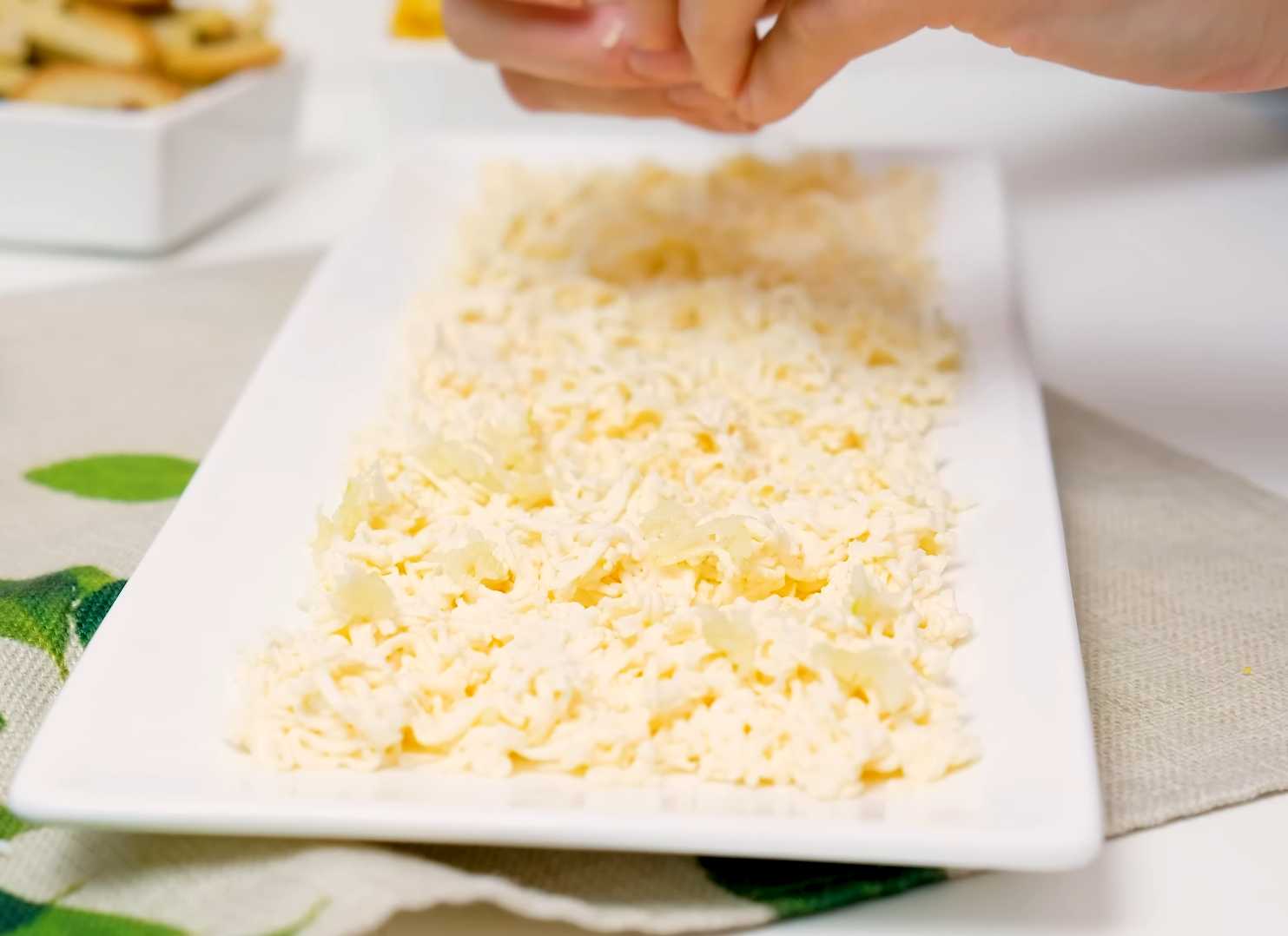 Крабовый салат с плавленым сыром-Шаг 6