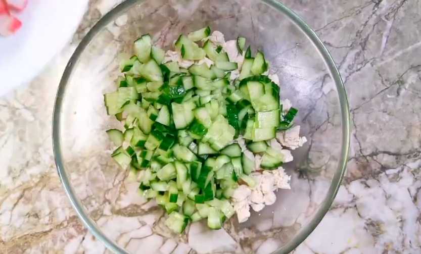 Крабовый салат с куриной грудкой-Шаг 2