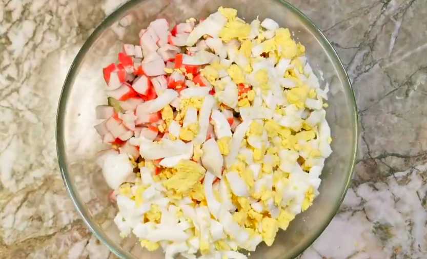 Крабовый салат с куриной грудкой-Шаг 4