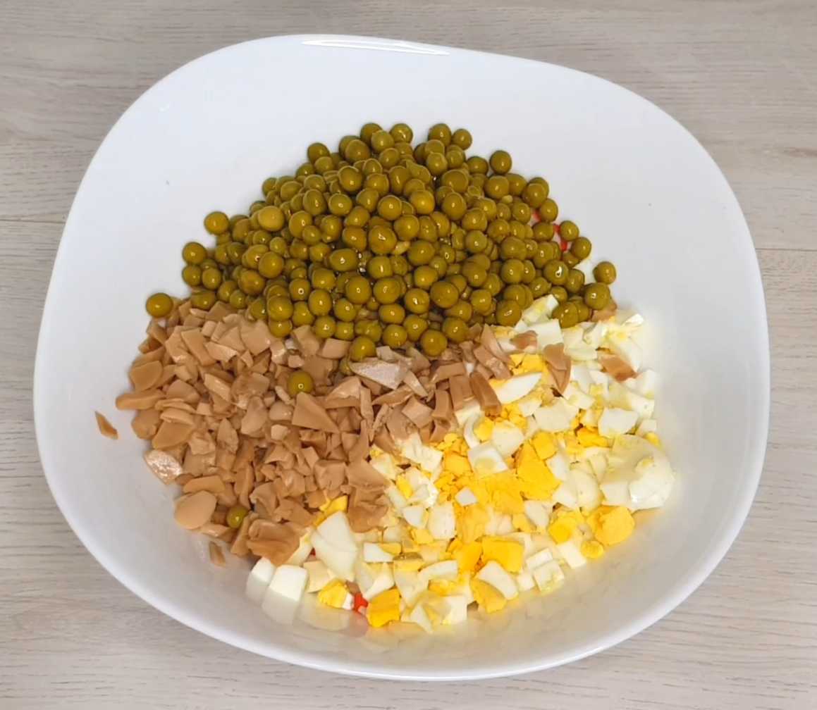 Крабовый салат с горошком-Шаг 5