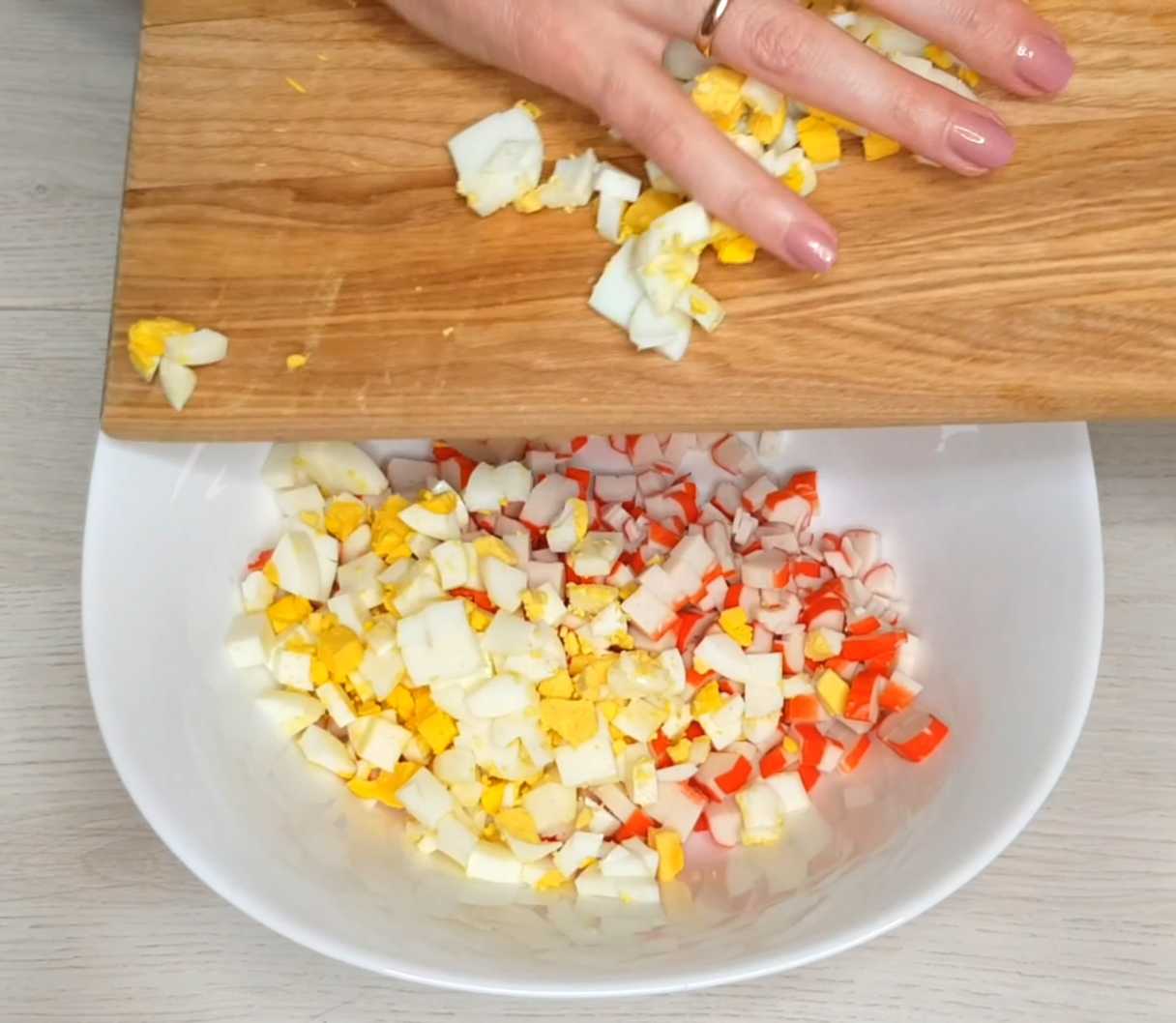 Крабовый салат с горошком-Шаг 2