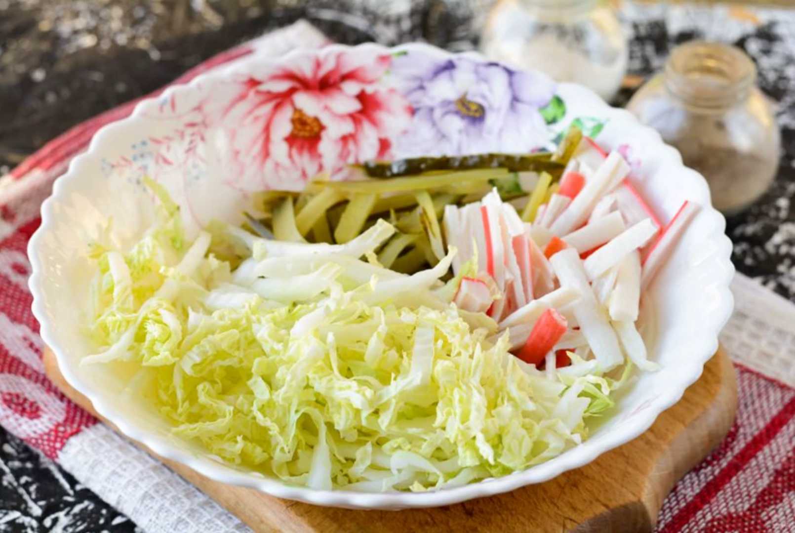 Крабовый салат с солеными огурцами-Шаг 3