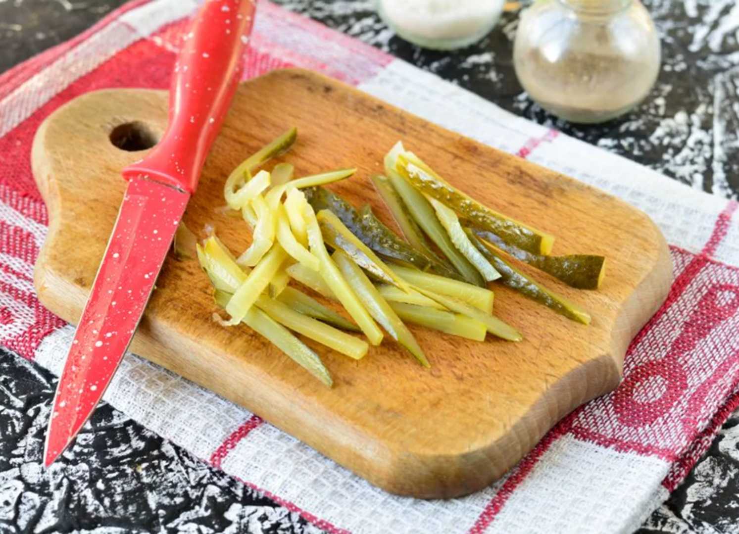 Крабовый салат с солеными огурцами-Шаг 2