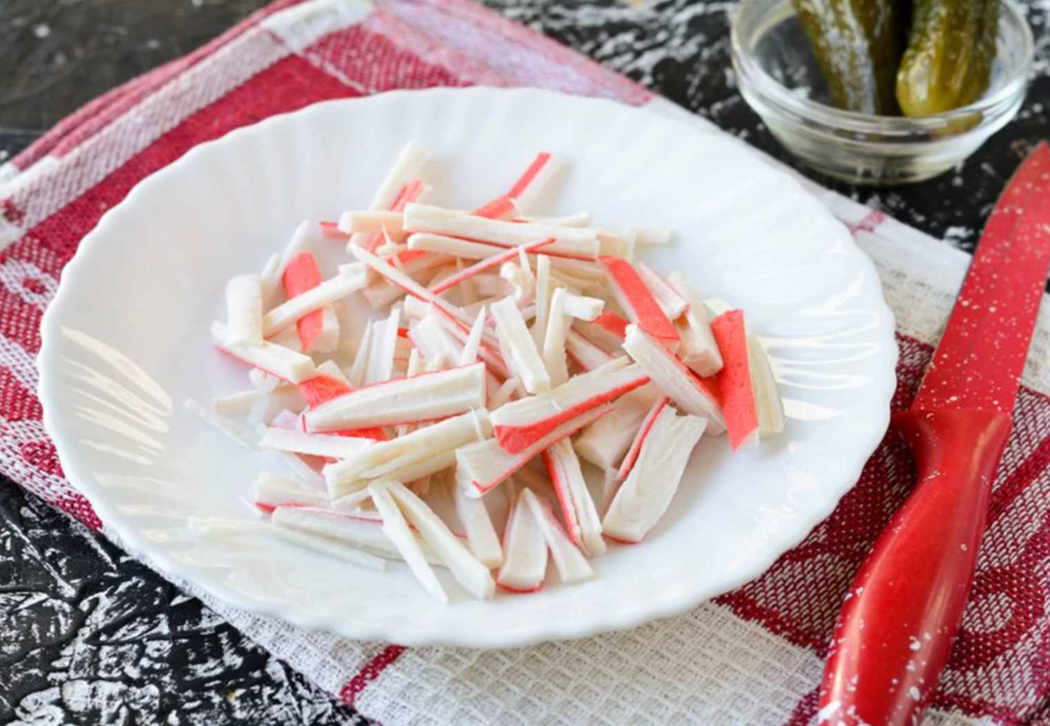 Крабовый салат с солеными огурцами-Шаг 1