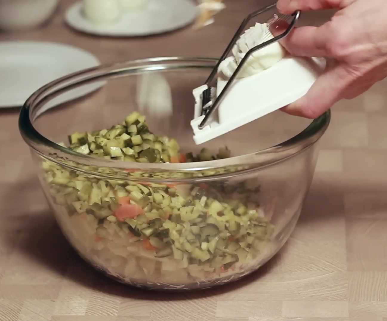 Оливье с копченой рыбой-Шаг 4