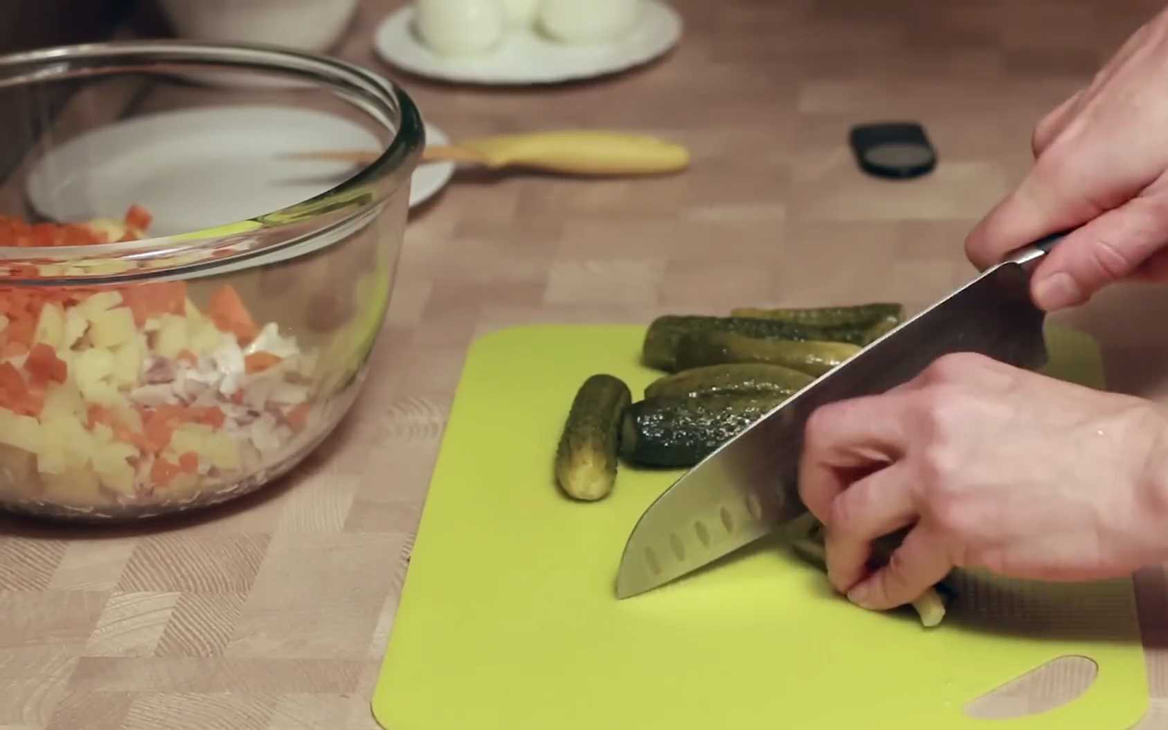 Оливье с копченой рыбой-Шаг 3