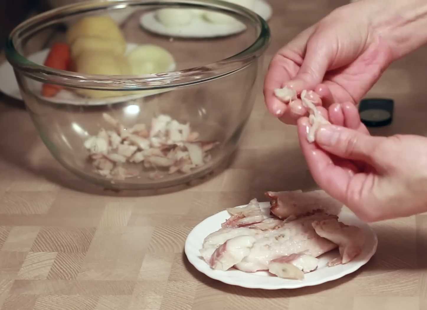 Оливье с копченой рыбой-Шаг 1