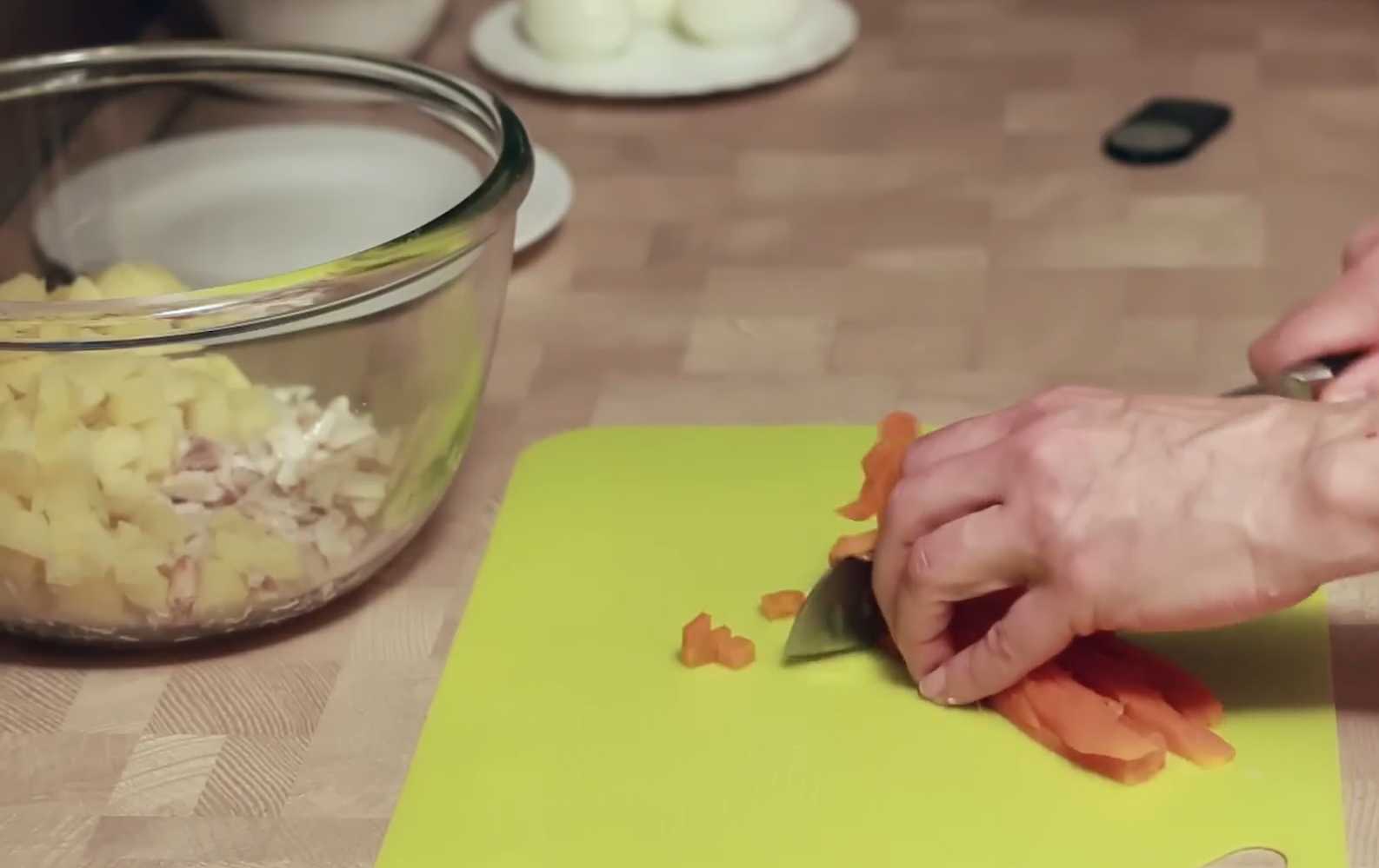 Оливье с копченой рыбой-Шаг 2