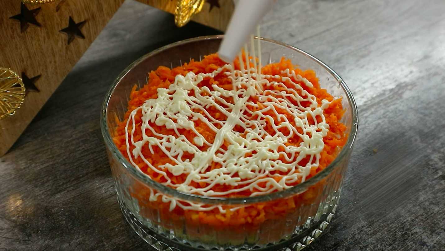 Селедка под шубой с красной рыбой-Шаг 7