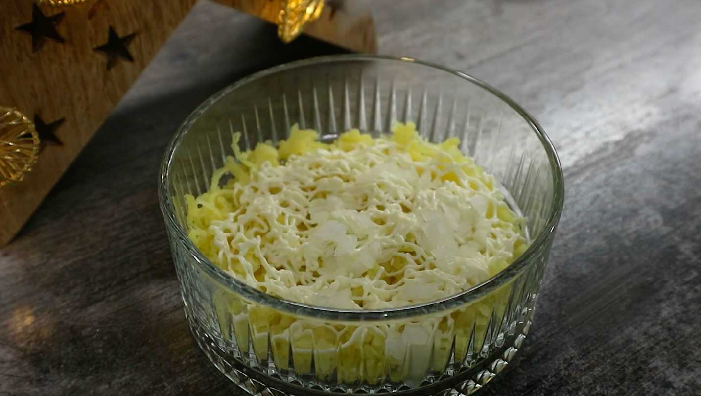 Селедка под шубой с красной рыбой-Шаг 5