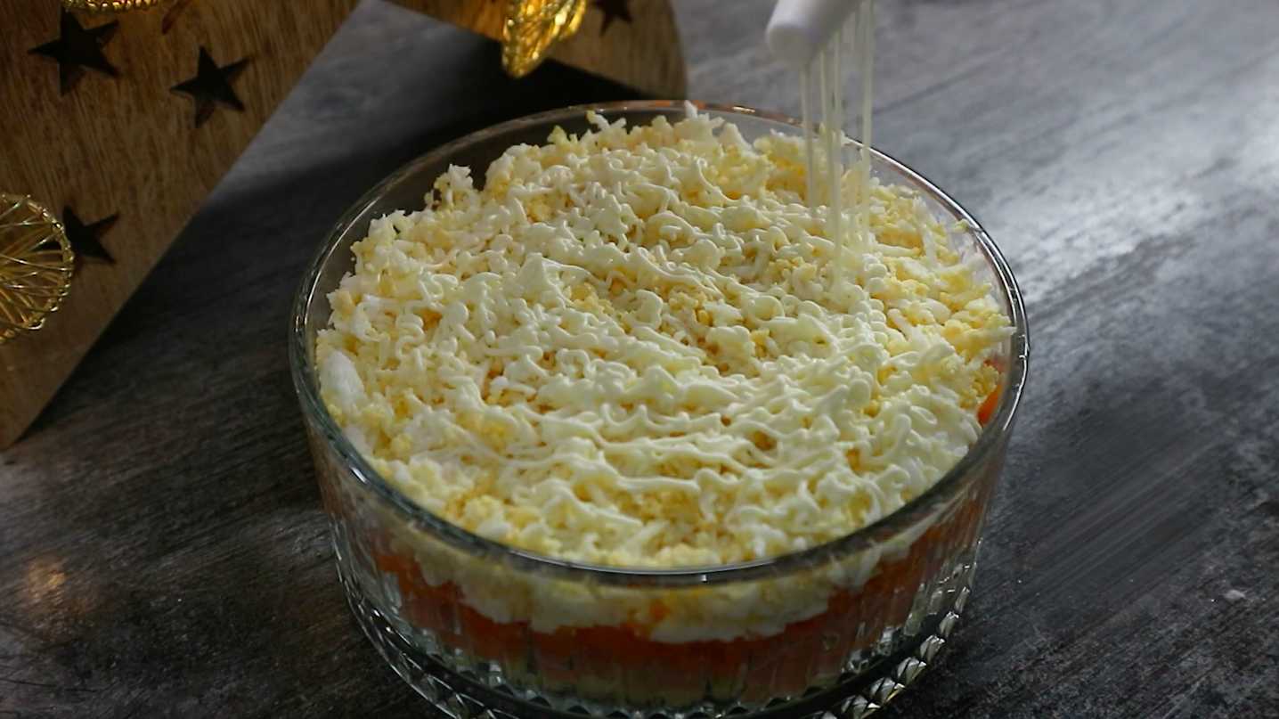 Селедка под шубой с красной рыбой-Шаг 8