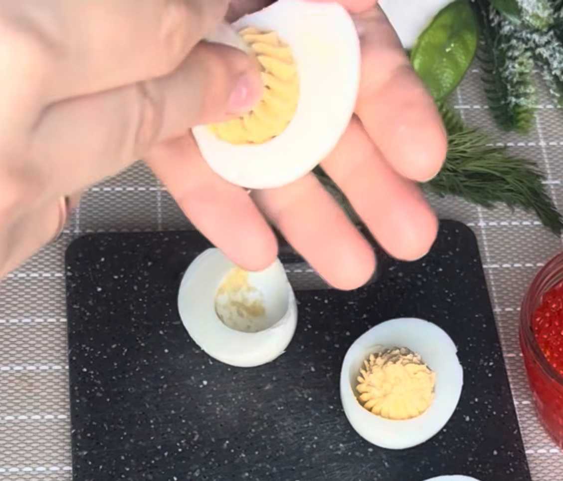 Фаршированные яйца с икрой-Шаг 3