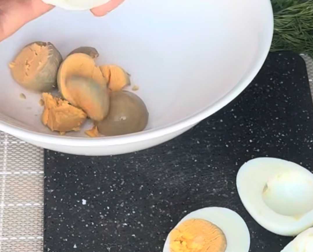 Фаршированные яйца с икрой-Шаг 1