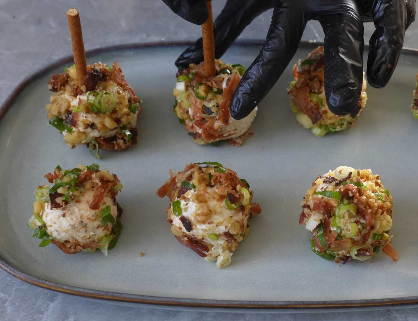 Подавайте: Подавайте сырные шарики сразу же после приготовления, пока они свежие и хрустящие. Шарики из сыра и бекона-Шаг 11