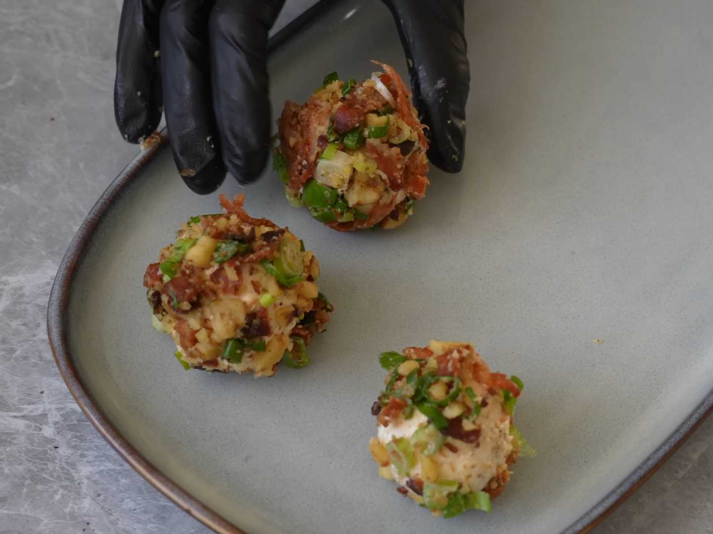 Обваляйте каждый шарик в подготовленной сырно-беконовой массе. Шарики из сыра и бекона-Шаг 9