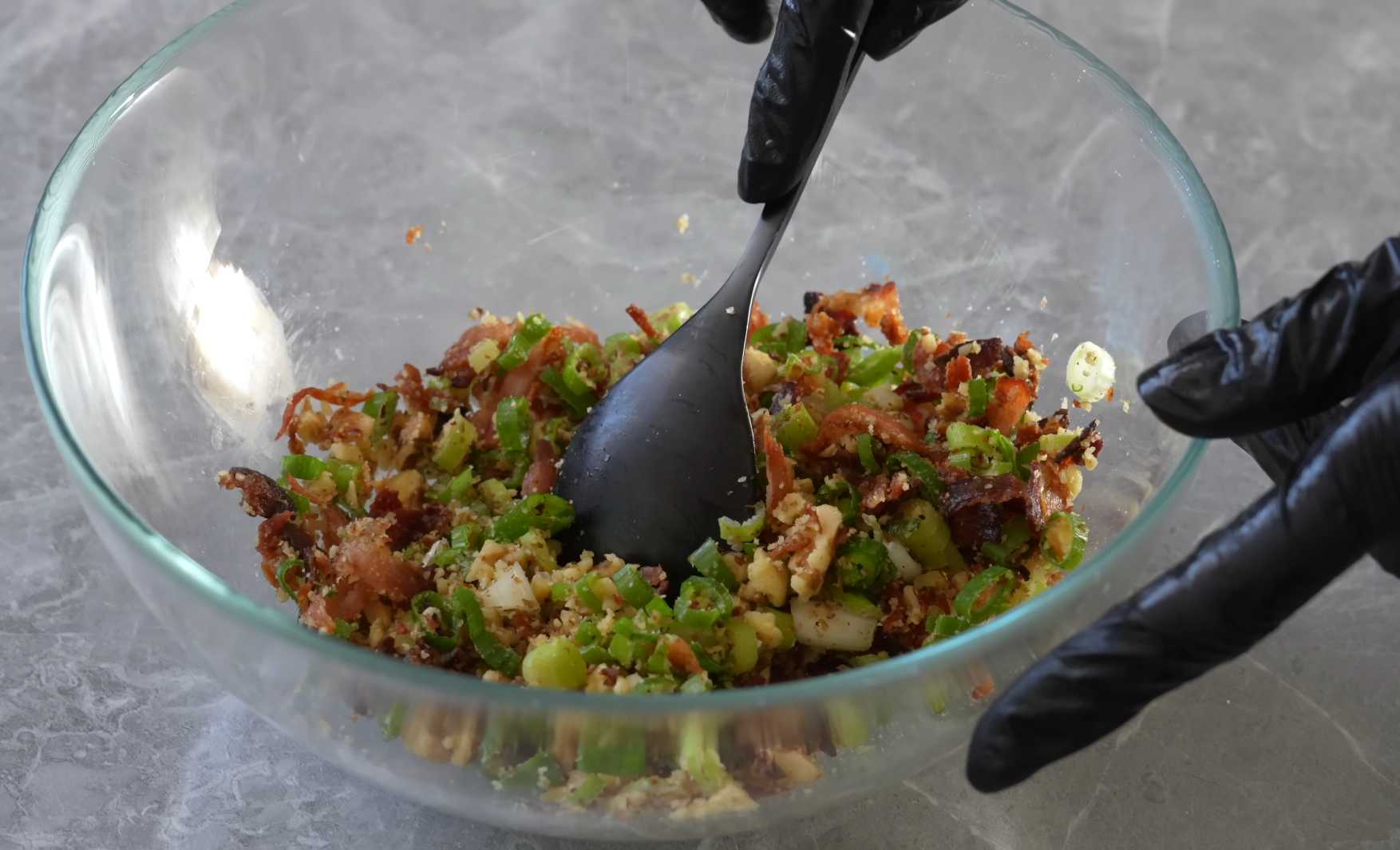Добавьте бекон: Добавьте в миску измельченный бекон и тщательно перемешайте. Шарики из сыра и бекона-Шаг 5