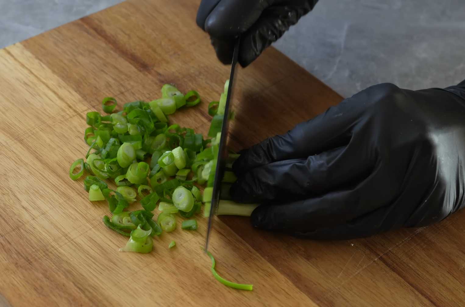 Мелко нарежьте зеленый лук. Шарики из сыра и бекона-Шаг 2