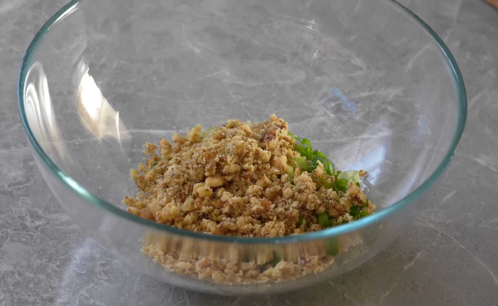 Соедините орехи и лук в миске. Шарики из сыра и бекона-Шаг 4