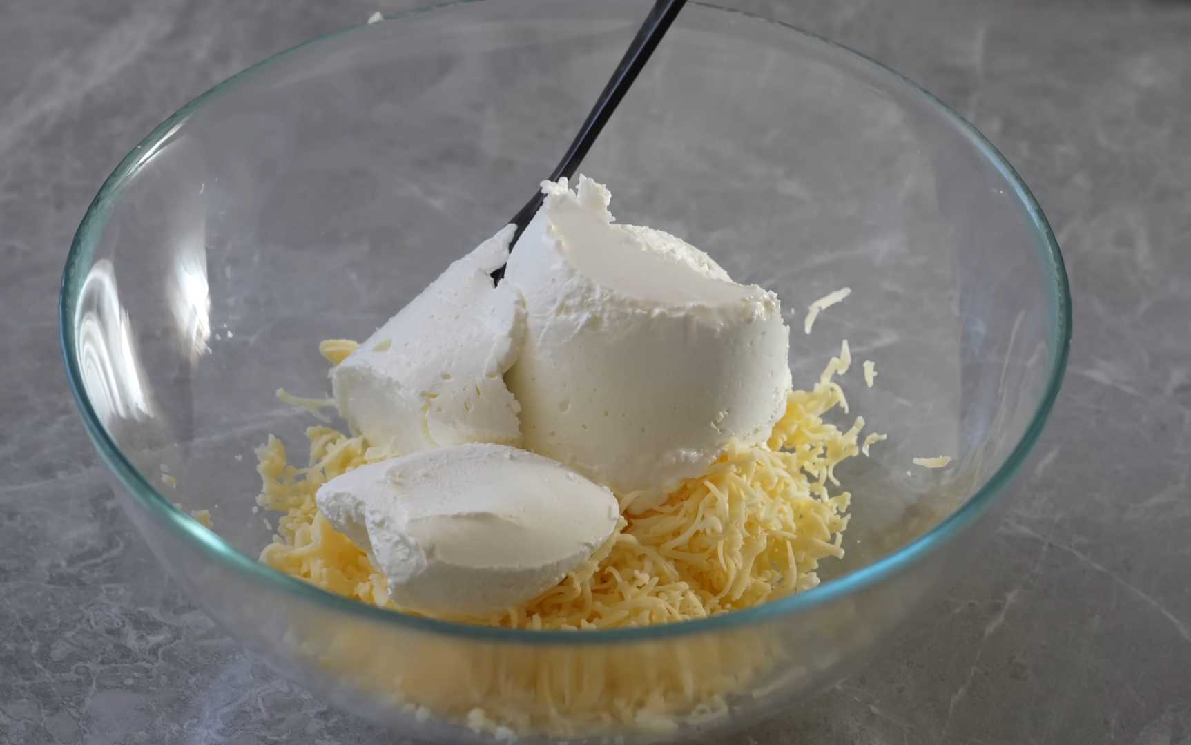 В отдельной миске смешайте творожный сыр, натертый сыр, соль, перец и паприку. Шарики из сыра и бекона-Шаг 7