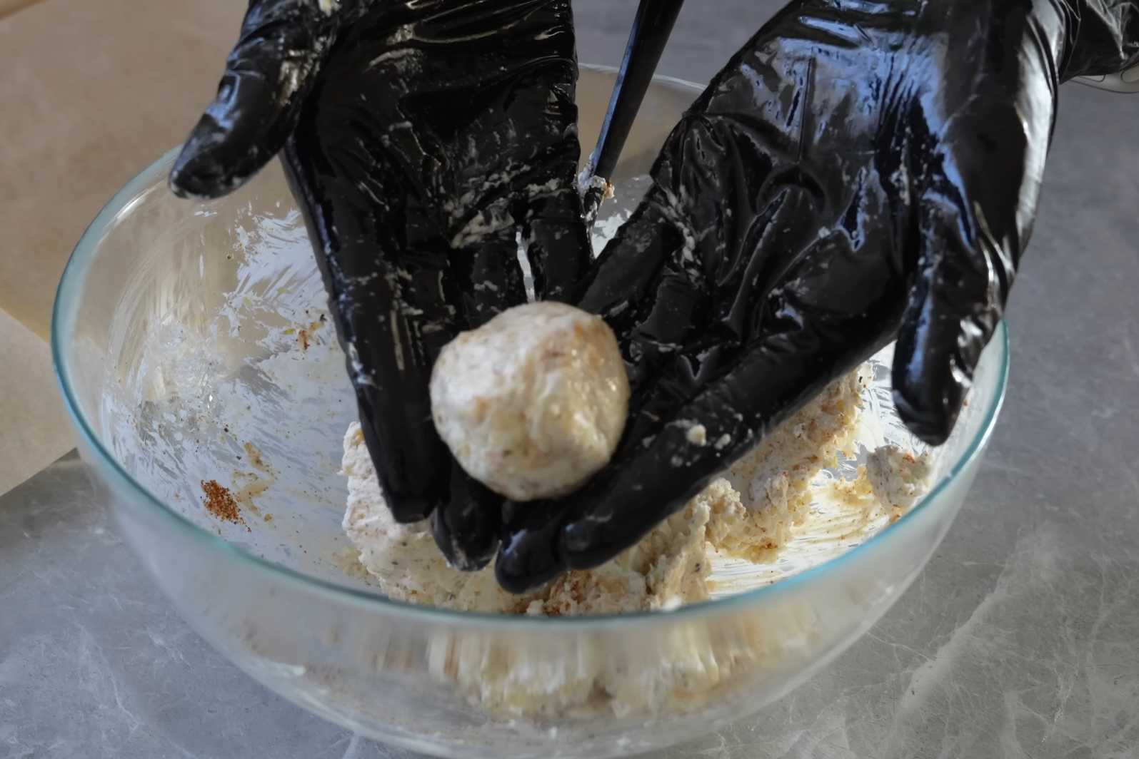 Сформируйте шарики: Скатайте сырную массу в небольшие шарики. Выложите их на пергамент и поставьте на 20 минут в холодильник. Шарики из сыра и бекона-Шаг 8