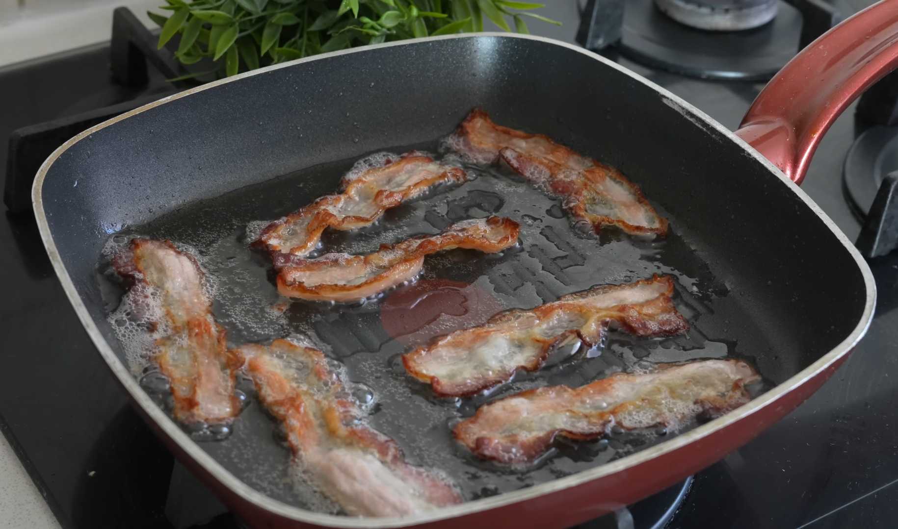 Обжарьте бекон на сковороде до хрустящей корочки. Выложите на бумажное полотенце, чтобы впитался лишний жир. Шарики из сыра и бекона-Шаг 1