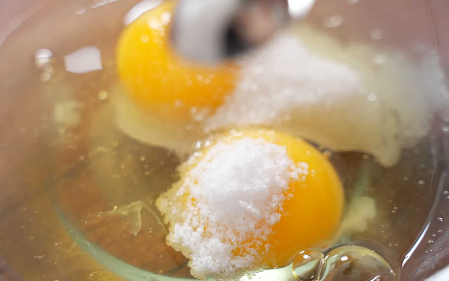 Приготовьте тесто: В миске смешайте яйца, соль и сахар. Взбейте до однородной массы. Блинчики с курицей и грибами-Шаг 1