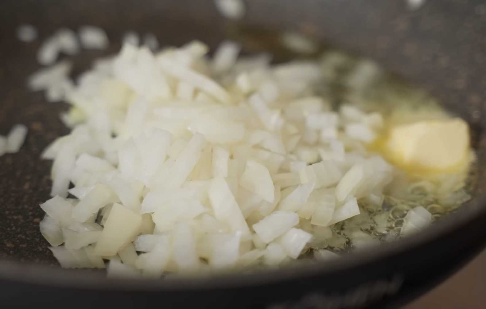 Мелко нарежьте лук и обжарьте на сковороде. Блинчики с курицей и грибами-Шаг 8