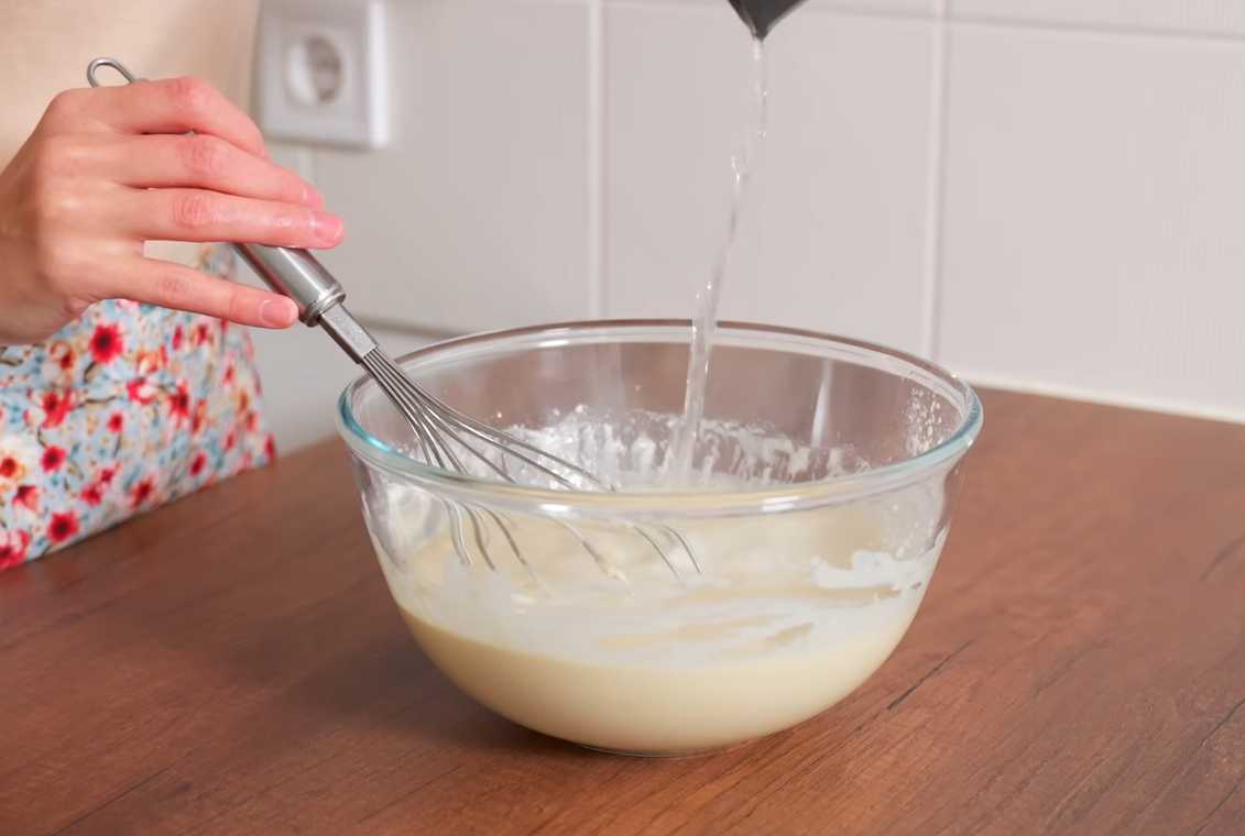 Влейте кипяток и перемешайте до однородного состояния. Блинчики с курицей и грибами-Шаг 5