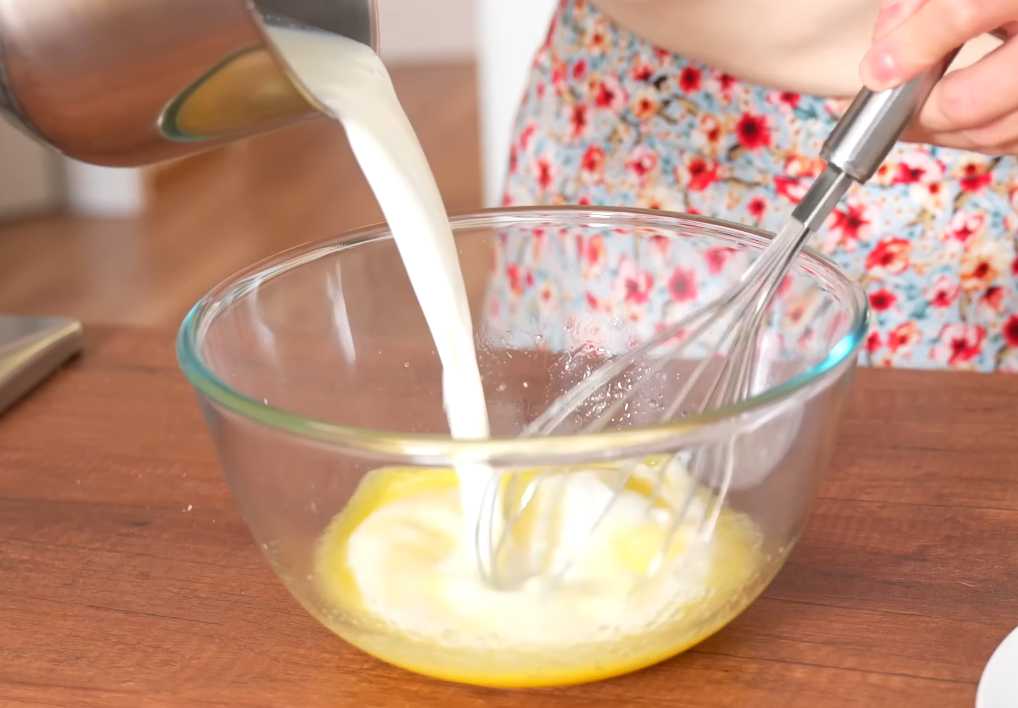 Влейте молоко в смесь и продолжайте перемешивать. Блинчики с курицей и грибами-Шаг 3