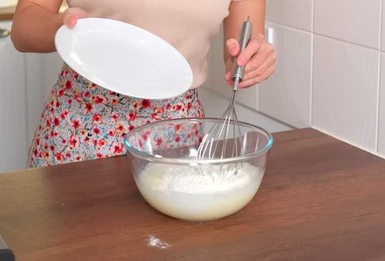 Добавьте муку. Блинчики с курицей и грибами-Шаг 4