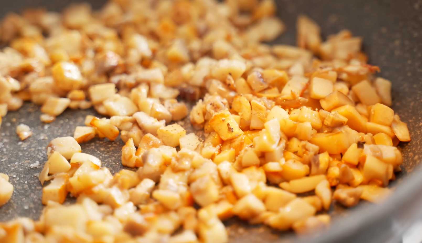 Нарежьте шампиньоны и обжаривайте до готовности, посолите и поперчите. Блинчики с курицей и грибами-Шаг 9