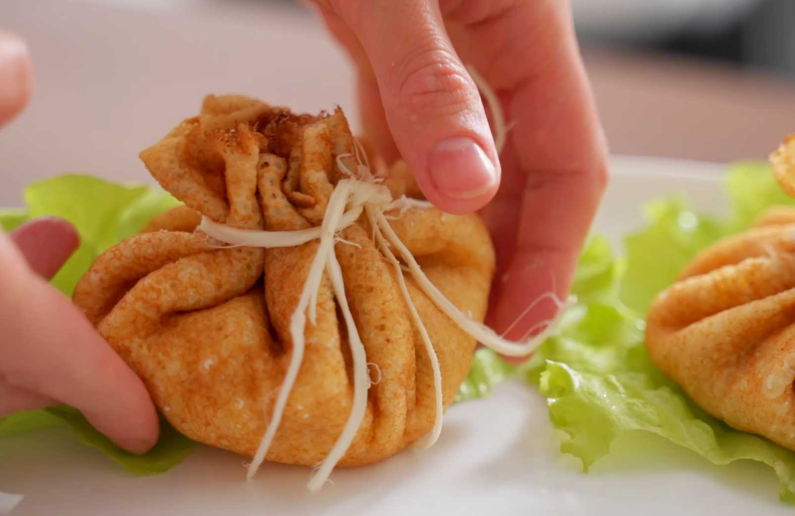 Украсьте листьями салата и подавайте. Блинчики с курицей и грибами-Шаг 15