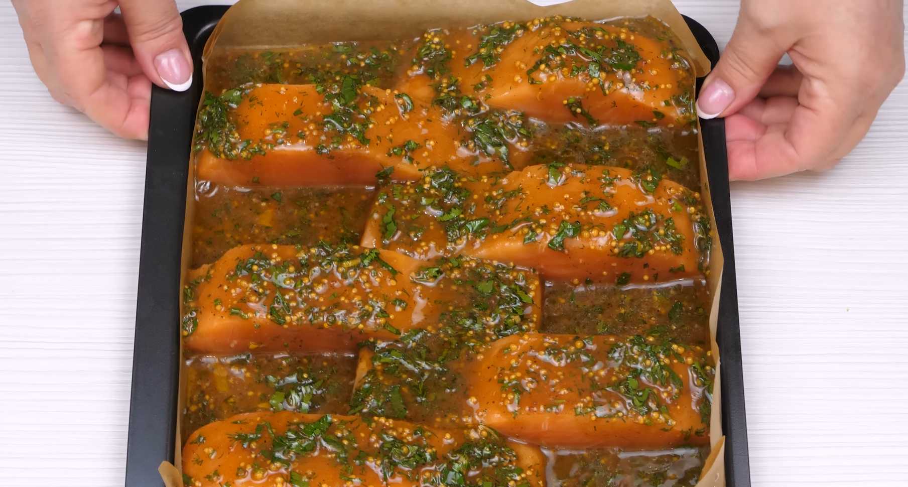 Залейте маринадом: Залейте лосось приготовленным маринадом. Запечённый лосось с овощами-Шаг 4