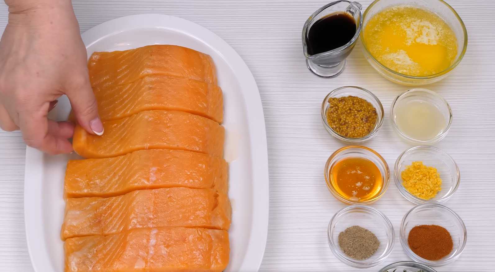 Подготовьте лосось: Нарежьте филе лосося на порционные куски. Запечённый лосось с овощами-Шаг 1