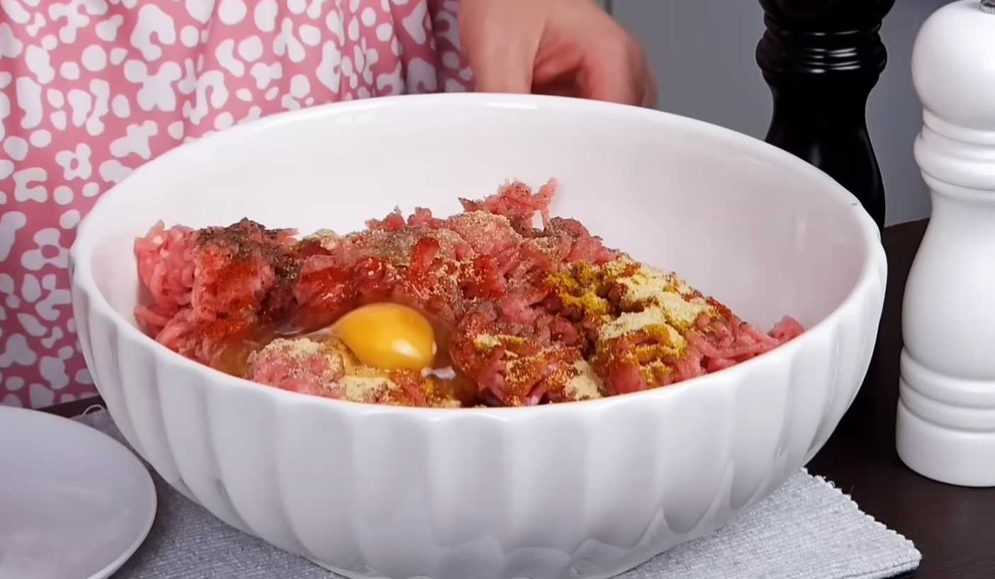 Мясной рулет с сыром и овощами в беконе-Шаг 1