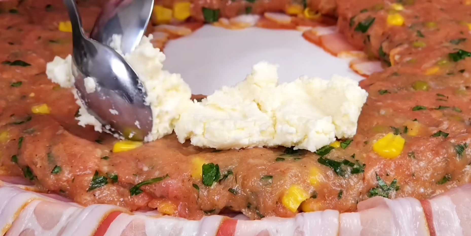 Мясной рулет с сыром и овощами в беконе-Шаг 10