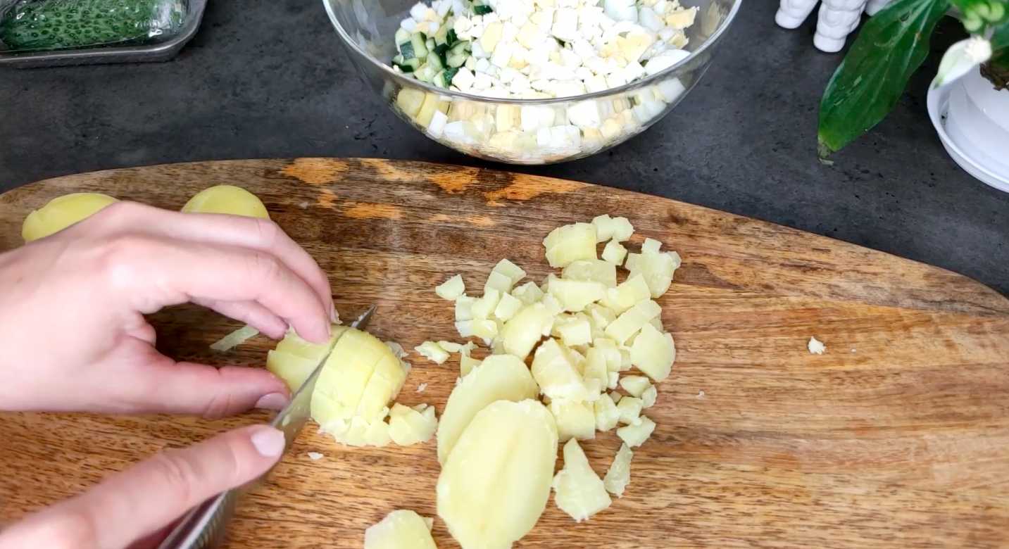 Оливье с красной рыбой и авокадо-Шаг 5