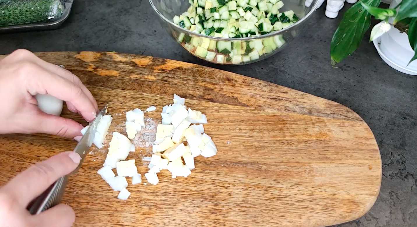 Оливье с красной рыбой и авокадо-Шаг 6